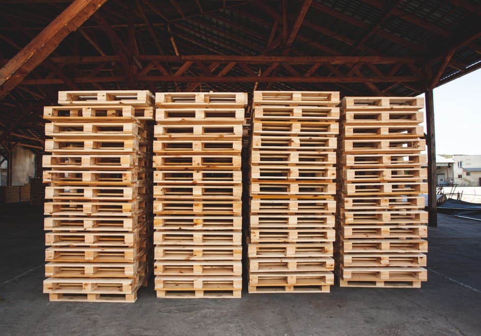 palets de madera en almacén